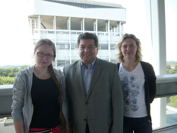 Blick auf Marl von ganz weit oben: Bürgermeister Werner Arndt (Mitte) mit den beiden russischen Studentinnen Anna Sokolova (links) und Natalia Lipina (rechts) auf dem Rathausturm