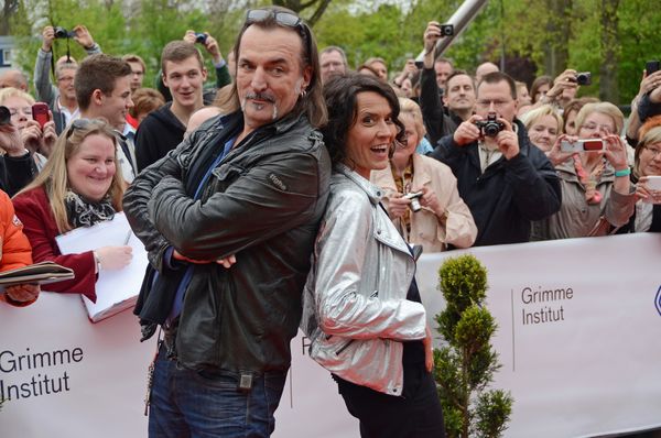 Die dienstältesten Tatort-Kommissare Ulrike Folkerts und Andreas Hoppe beim Grimme-Preis vor dem Theater Marl.