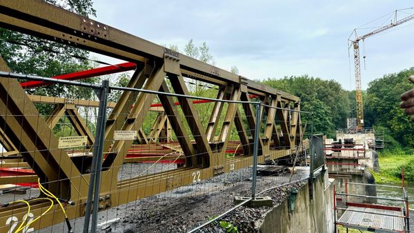 Aus insgesamt 14.000 Einzelteilen, davon 12.800 Schrauben und Bolzen, wird die Ersatzbrücke zusammengesetzt. Foto: Kreis Recklinghausen, Svenja Küchmeister