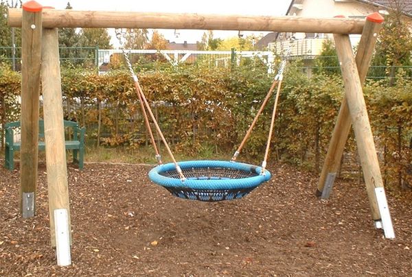 Neuen Nestschaukelkorb für den Spielplatz am Rosmarinweg.