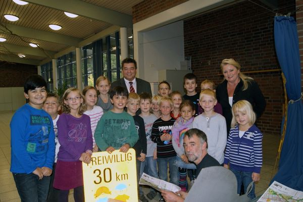 Harkortschule haben Bürgermeister Werner Arndt jetzt die druckfrischen Kinderstadtpläne Hüls-Nord gemeinsam mit Schulleiterin Sigrid Bauer (links) und Verkehrsplaner Udo Lutz (vorne) übergeben