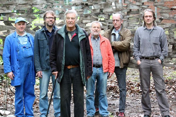 Haben die „Wand Wegener“ auf dem alten Friedhof Brassert aufgestellt: Alexander Haffner (v. l.), Georg Elben, der Künstler Friederich Werthmann, Uwe Rüth, Dr. Karl-Heinz Brosthaus und Stephan Wolters.