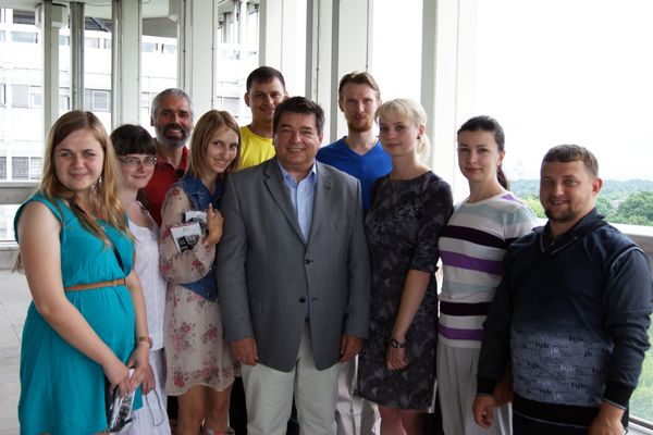 Bürgermeister Werner Arndt mit der Besuchergruppe auf dem Turm I des Rathauses