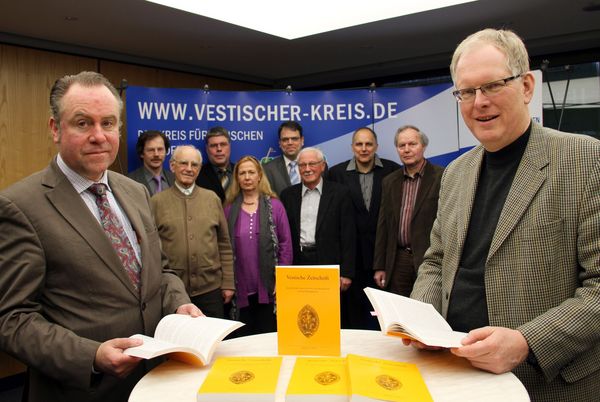 Landrat Cay Süberkrüb (r.) und Recklinghausens Stadtarchivar Dr. Matthias Kordes (l.) stellten gemeinsam mit den Autoren die neue Ausgabe der Vestischen Zeitschrift vor.