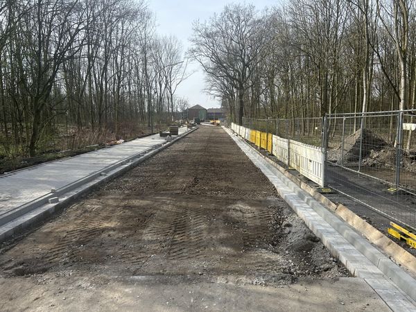 Auf dem Acker konnten bereits die Rand-und
Bordsteine gesetzt und die Strecke für den Asphalteinbau vorbereitet
werden. Fotos: Stadt Marl