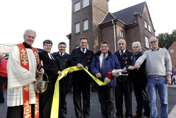 Gruppenfoto mit Bürgermeister Werner Arndt vor dem neuen Feuerwehrgerätehaus Lenkerbeck