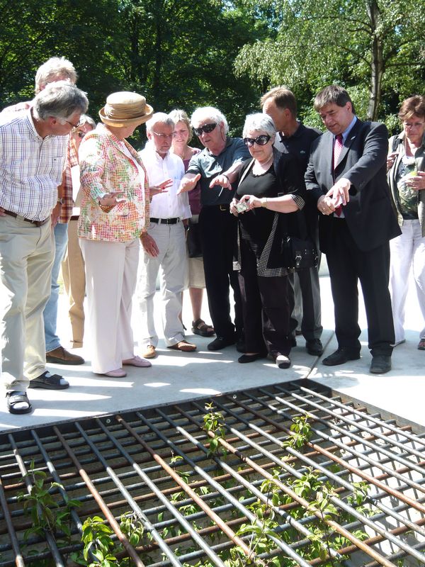 Gruppenbild vor der Großskulptur „Gefangenendenkmal“