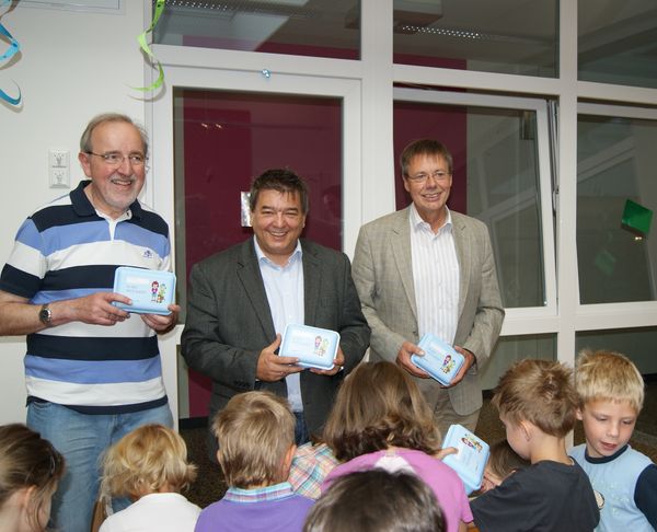 Schulleiter Klemens Suttorp, Bürgermeister Werner Arndt und Herbert Bennemann besuchten jetzt die drei ersten Klassen der Canisiusschule...