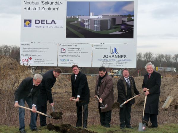 Bürgermeister Werner Arndt beim Startschuss für den Baubeginn des geplanten Rohstoffrückgewinnungszentrums im Industriepark Dorsten/Marl