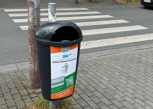 Für ein sauberes Marl: Neue Papierkörbe mit QR-Code werden derzeit im gesamten Stadtgebiet neu verteilt. Foto: Stadt Marl / ZBH