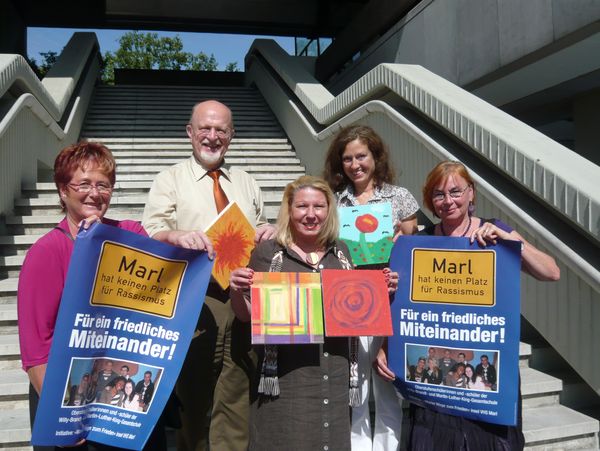 Jutta Hinz, Dr. Fritz Rieß, Heike Joswig-Kleinhöfer, Dr. Barbara Duka, Ulla Fries-Langer und das neue Plakat gegen Rechtsextremismus, das am 5. September offiziell vorgestellt wird (v.l.).