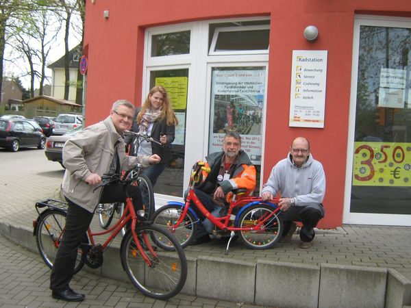 Von links: Joachim Mett (Stadtverwaltung, Ordnungsamt, Fundbüro), Stefanie Dünzer (rebeq, Leiterin Radstationen Kreis RE), Udo Lutz (Stadtverwaltung, Planungsamt, Städtisches Verkehrswesen) und Reiner Scharnetzki (rebeq, Radstation Sinsen) wünschen vi