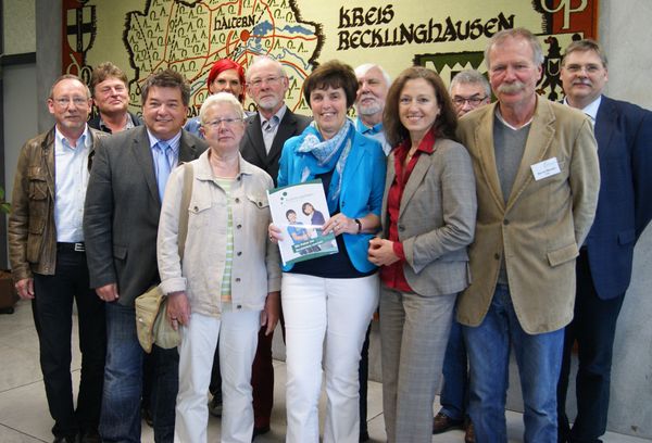 Gruppenbild mit Vertreterinnen und Vertretern des Vereins AusbildungsPaten im Kreis Recklinghausen e.V. und der Stadt Marl