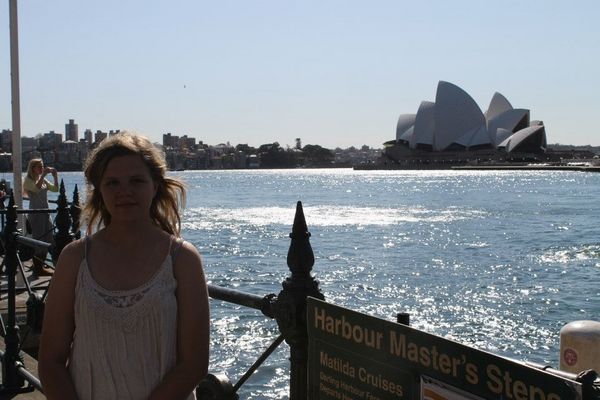 Antonia Krakau posiert vor dem Sydney Opera House in Australien