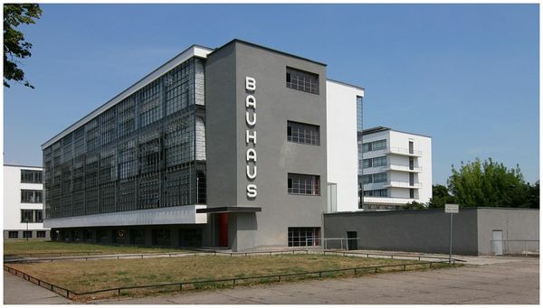 Der zweite Tag des Wochenendes führt nach Dessau. Hier wurde 1926 aus dem „Staatlichen Bauhaus" die „Hochschule für Gestaltung"