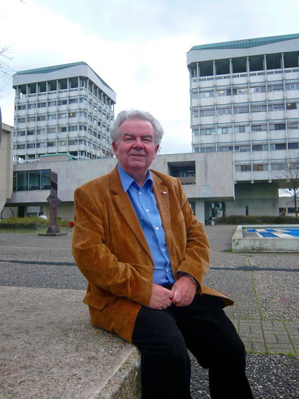 Manfred Degen 2014 vor dem Rathaus der Stadt Marl