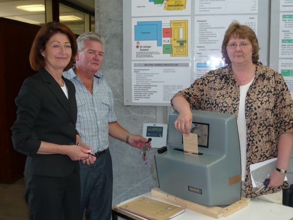 Bürgermeisterin Uta Heinrich (l.) testet gemeinsam mit Klaus-Peter Lauche und Ulrike Schmitz vom Hauptamt die neue Zeiterfassung im Rathaus.