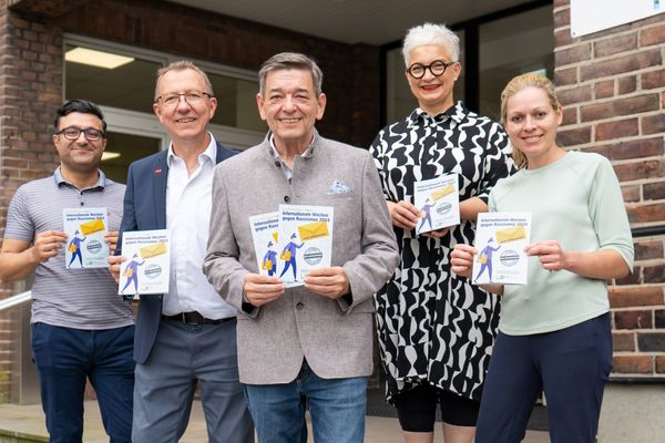 Stehen vollends hinter den Internationalen Wochen gegen Rassismus (v.l.n.r.): Integrationsbeauftragter Deniz Tekmen, Marktbereichsdirektor der Sparkasse Vest Recklinghausen Detlef Specovius, Bürgermeister Werner Arndt, Sozialdezernentin Claudia Schw