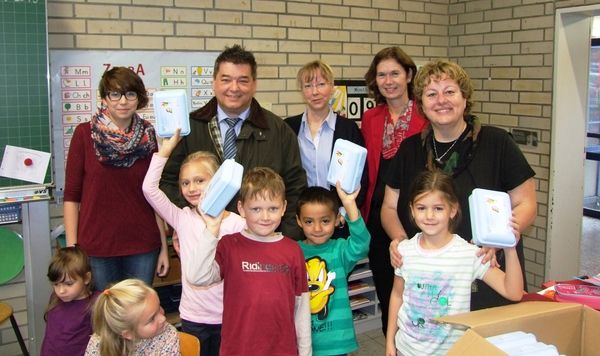 Erstklässler der Overbergschule zeigen stolz ihre neuen Brotdosen