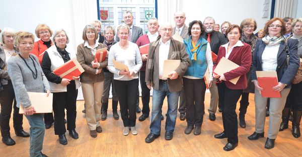 Gruppenbild mit Regierungspräsident Prof. Dr. Reinhard Klenke und den geehrten Lehrkräften