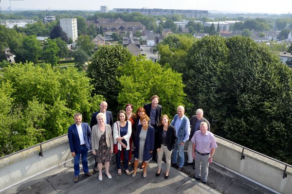 Gruppenbild vom Gestaltungsbeirat der Stadt Marl auf der Dachterrasse des Bauturmes