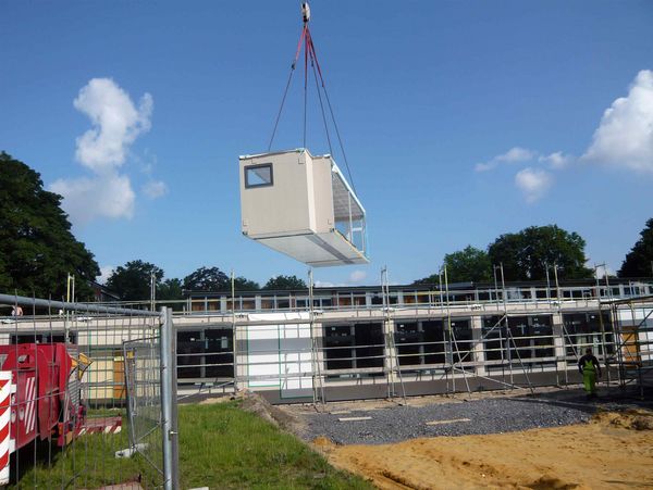 Die tonnenschweren Fertigteile wurden mit Hilfe von Schwertransportern verladen