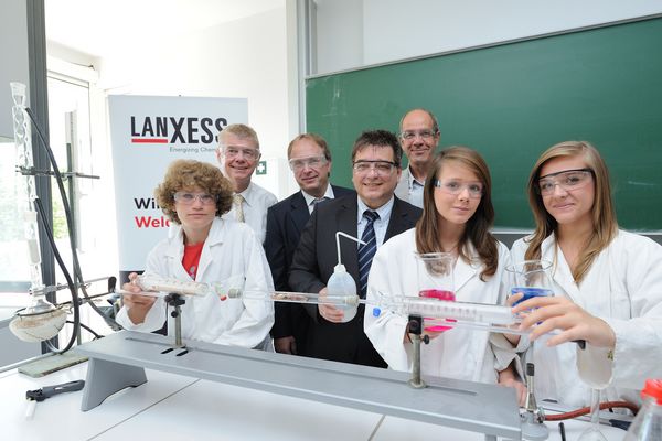 Foto von der Veranstaltung mit Schülern im Chemieraum des GiL