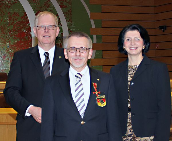 Gruppenbild Verleihung Bundesverdienstkreuz an Wolfgang Cech aus Marl