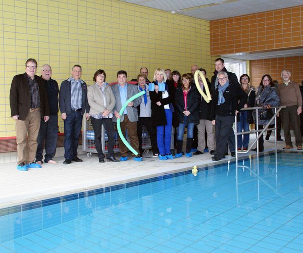 Gruppenbild Wiedereröffnung Lehrschwimmbecken Martin-Buber-Schule