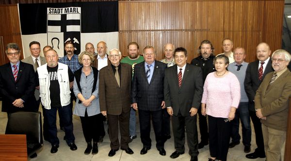 Das Foto zeigt Bürgermeister Werner Arndt (3.v.r.) mit Horst Zachau, Vorsitzender des Bezirksvereins Marl (4.v.r.),  mit Vertreterinnen und Vertretern der Marler Kleingartenanlagen bei der traditionellen Kleingärtnerehrung im Rathaus Marl.