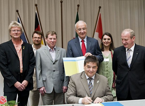 Gruppenbild von der Unterzeichnung der Urkunde zum Beitritt zur Magna Charta Ruhr 2010