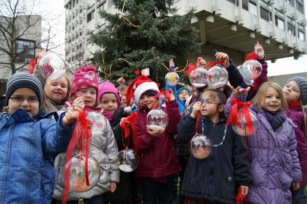 Zahlreiche Kindergartenkinder haben den städtischen Weihnachtsbaum vor dem Rathaus geschmückt