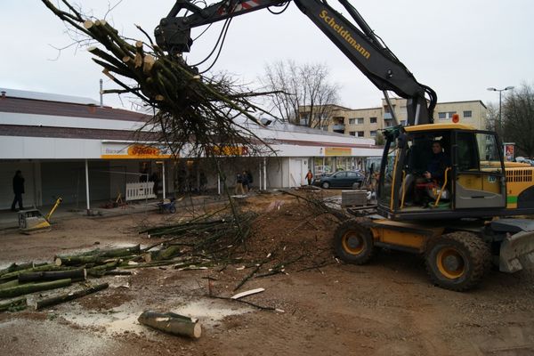 Vor dem Laden- und Nachbarschaftszentrum in Hüls-Süd haben die Bauarbeiten für den neuen Quartiersplatz bereits begonnen