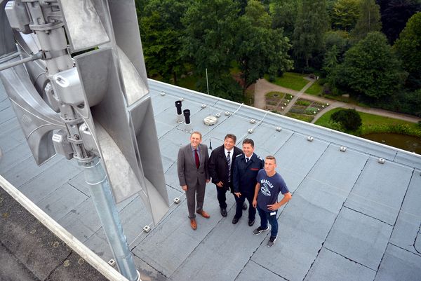 Auf dem Dach der Paracelsus-Klinik begutachten Klinikum Vest - Geschäftsführer Peter Hutmacher, Bürgermeister Werner Arndt, Feuerwehrchef Rainald Pöter und Marcel Zink von der Technischen Leitung der Klinik (v.l.n.r.) die neue digitale Sirene.