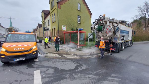 Kurzerhand wurde der Bereich der Haltestelle an der Römerstraß;e wieder auf Vordermann gebracht. Fotos: Stadt Marl / ZBH