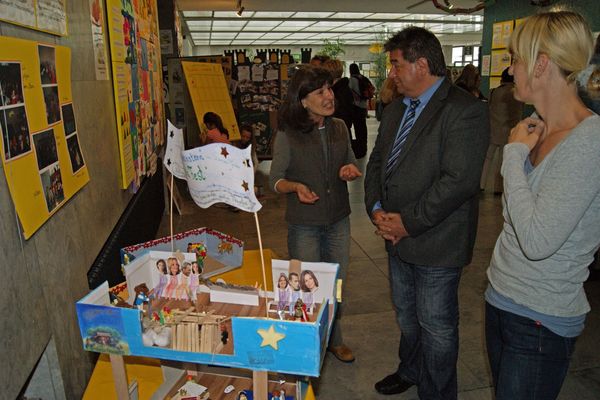 Maria Gawollek (l.), Leiterin der Kita Budenzauber, und Kerstin Krispin erläutern Bürgermeister Werner Arndt, wie die Kita-Kinder generationsübergreifend „ein Fest für und mit Opa und Oma“ am liebsten feiern möchten