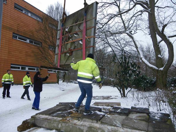 Kran nimmt Skulpturen an den Haken