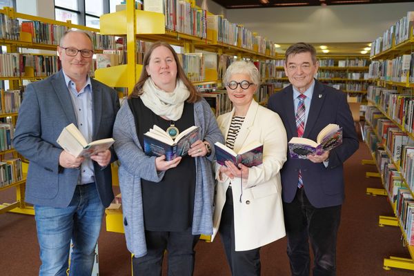 Bürgermeister Werner Arndt (r.) begrüß;te jetzt gemeinsam mit Kulturdezernentin Claudia Schwidrik-Grebe (2. v. r.) und Kulturamtsleiter Andreas Steinberg die neue Bibliotheksleiterin Astrid Richter. Foto. Stadt Marl / Pressestelle