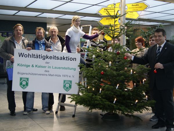 Das Christbaum-Team im Foyer: Peter Tudyka (v. l.), Jochen Rywoll, Norbert Terhalle, Angela Raiger, Manuel Helbig, Raphael Müller, Sandra Lange, René Putzka und Bürgermeister Werner Arndt.