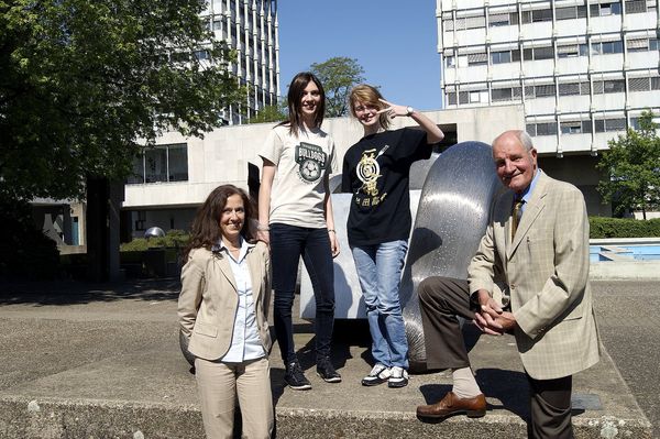 Ellen Tötsch (16) und Ronja Wieboldt (16) drückten in Japan und den USA die Schulbank und trafen sich jetzt zum Jahresgespräch mit Sozialdezernentin Dr. Barbara Duka und Geschäftsführer Dr. Hansfriedrich Sage von der Hüls AG - Stiftung