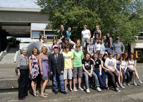 Besuch aus England: Bürgermeister Werner Arndt mit den Schülerinnen und Schüler der Great Wyrley Performing Arts High School und des ASGSG vor der "Naturmaschine" auf dem Creiler Platz