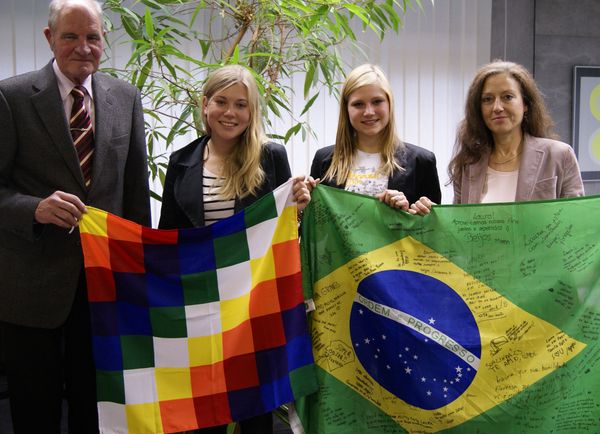 Dr. Hansfriedrich Sage, Rika Bohmann, Laura Hafkemeyer und Dr. Barbara Duka (v. li.)