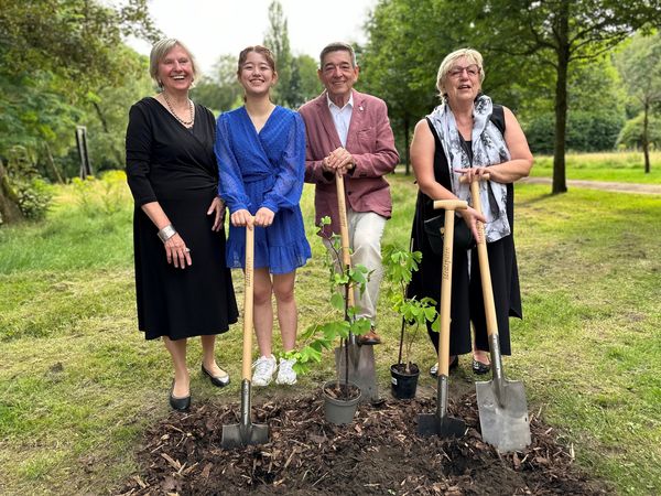 Symbolischer Spatenstich für den Ginkgo-Setzling aus Hiroshima (v.l.): Anne Hagel, Yuna Hibata, Bürgermeister Werner Arndt und Brigitte Vorholt.