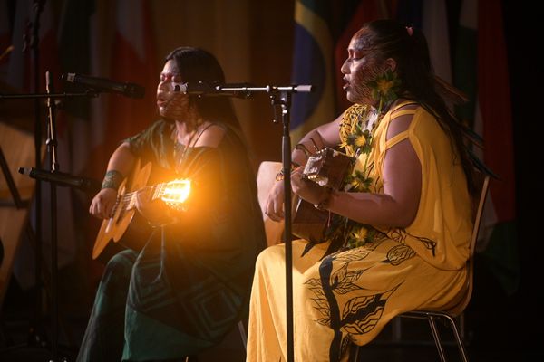 Zwei junge Frauen eines indigenen Volkes aus Brasilien zeigten ihr musikalisches Können auf der Bühne.