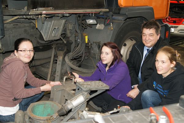 Bürgermeister Werner Arndt machte sich am Girls Day selbst ein Bild von der Arbeit in der Werkstatt.