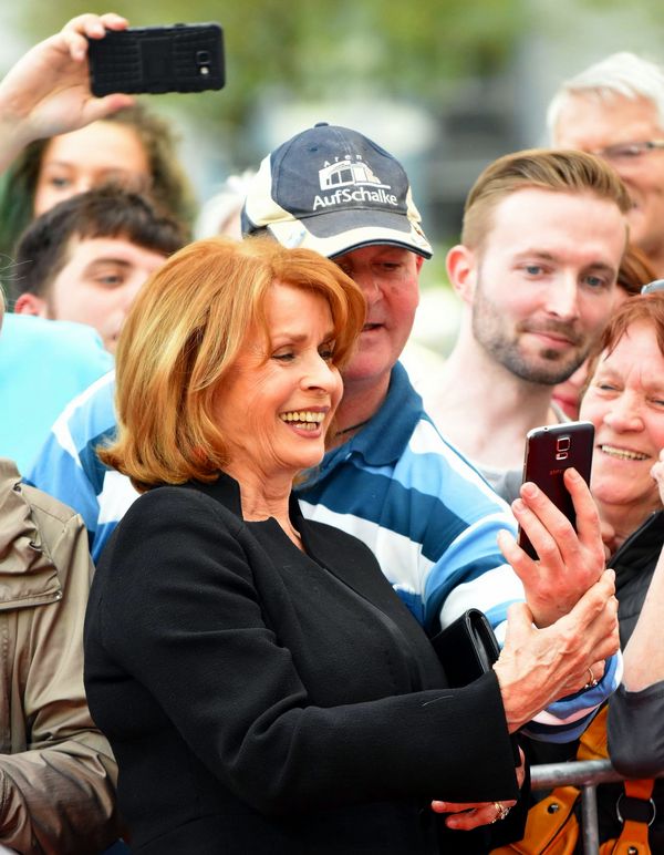 Senta Berger beim Grimme-Preis vor dem Theater Marl