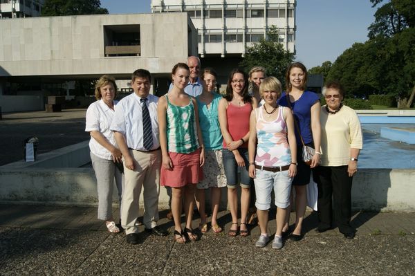 Ingrid Heinen (l.), Vorsitzende des Partnerschaftsvereins Marl-Creil-Pendle und Bürgermeister Werner Arndt (2.vl.) verabschiedeten gemeinsam mit Dr. Hansfriedrich Sage (4.v.l.) von der Hüls AG – Stiftung und Helga Korfmann (r.) vom Partnerschaftsverei