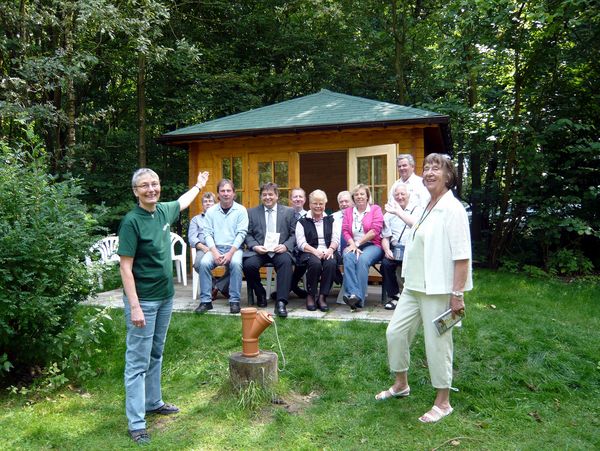 Gruppenbild mit Bürgermeister Werner Arndt vor dem neuen Blockhaus am Forsthaus Haidberg