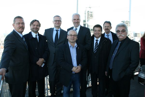 Imposanter Blick vom Hochhaus: Dieter Peters, Betriebsrats-Vorsitzender des Gemeinschaftsbetriebs Marl, MdB Michael Groß, Stefan Behrens, IGBCE-Bezirks-Chef Karlheinz Auerhahn, Minister Garrelt Duin, Bürgermeister Werner Arndt, Standortleiter Prof. Walt