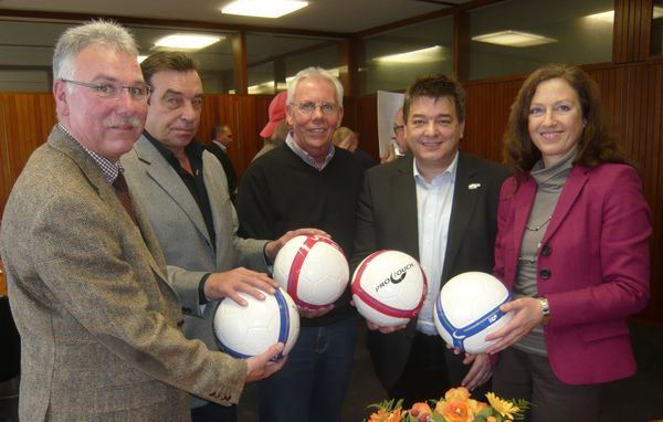 Die Vereinsvorsitzenden Claus Lanczek (SG Marl), Alfred Körnig (Spielvereinigung Marl) und Peter Millucks (VfL Drewer) stellten Bürgermeister Werner Arndt und Sportdezernentin Dr. Barbara Duka (v.l.n.r.) den Fahrplan für die Fusion der drei Sportverein